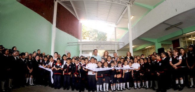 En vísperas de celebrarse el Día del Niño, el alcalde Américo Zúñiga Martínez entregó obras de infraestructura y apoyos didácticos en tres instituciones educativas de nivel básico en la ciudad, por un monto superior al millón 600 mil pesos, a través del programa Alcalde en tu escuela.
