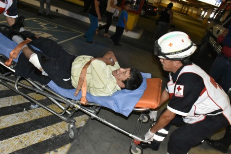  La tarde de ayer hombres armados abordo de una moto balearon a un pensionado para despojarlo de 13 mil pesos que retiró de un banco, esto cuando acudió a un centro comercial tras hacer el retiro. Los hechos en la ciudad de Vearcruz. 