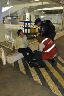  La tarde de ayer hombres armados abordo de una moto balearon a un pensionado para despojarlo de 13 mil pesos que retiró de un banco, esto cuando acudió a un centro comercial tras hacer el retiro. Los hechos en la ciudad de Vearcruz.  
