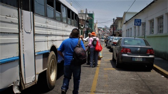 En la calle de Arteaga, a una cuadra del cuartel Heriberto Jara, usuarios del transporte público deben subir y bajar a media calle, debido a los autos que se estacionan en la parada. Lo peor del caso es que hasta las unidades de la SSP incurren en esa práctica. Pero cómo se quejan los propietarios de autos de que les invadan las vías. 