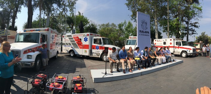 En ceremonia realizada en el parque Juárez de esta capital, se oficializó el recibimiento de 4 ambulancias equipadas, donadas por la ciudad hermana de Omaha, Nebraska, a Xalapa. 
