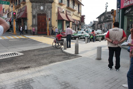 Un ciudadano con discapacidad motora se acercó a las autoridades municipales para hacerles ver el olvido de una rampa para cruzar la calle, por lo que quizá en breve se atienda su observación.  