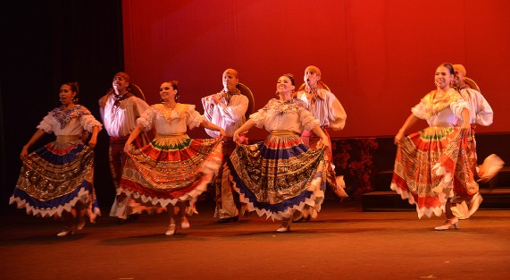 Como parte del 6to Festival ESAV Día Internacional de la Danza, en el Teatro del Estado se presentó la función de Gala Xalapeños a la Mexicana, contando con la presencia del Ballet Juvenil Folklórico Tierra Colombiana como invitados.