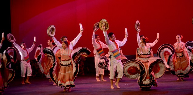 Como parte del 6to Festival ESAV Día Internacional de la Danza, en el Teatro del Estado se presentó la función de Gala Xalapeños a la Mexicana, contando con la presencia del Ballet Juvenil Folklórico Tierra Colombiana como invitados. 