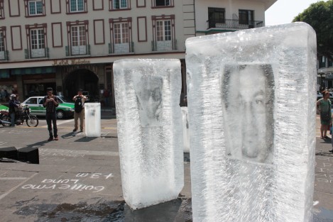 En la Plaza Lerdo fue instalado un memorial para demandar justicia en los casos de periodistas asesinados con sus imagenes en bloques de hielo. 