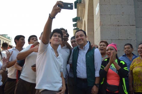 El Alcalde Américo Zúñiga acudió a la inauguración del pavimento hidráulico en la calle Primo Verdad en el corazón de la ciudad; en su caminar saludó a la ciudadanía con quienes se tomó selfies. 