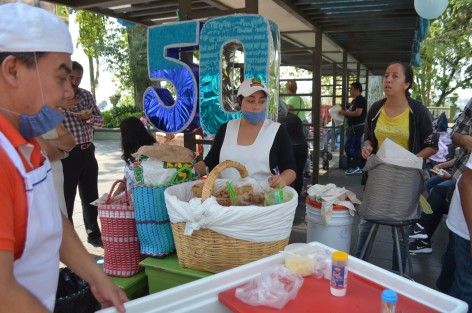De manteles largos estuvo el puesto de antojitos <em>La Tía</em> ubicado en el Parque Juárez, ya que celebran este día 50  años de servicio y de saciar apetitos a cientos de burócratas, reporteros y ciudadanos que transitan por el primer cuadro de la ciudad. 