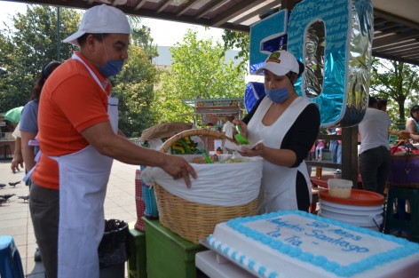 De manteles largos estuvo el puesto de antojitos <em>La Tía</em> ubicado en el Parque Juárez, ya que celebran este día 50  años de servicio y de saciar apetitos a cientos de burócratas, reporteros y ciudadanos que transitan por el primer cuadro de la ciudad. 