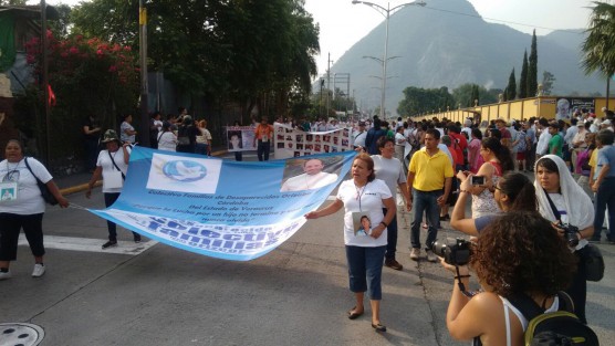 Al grito de <em>Vivos los llevaron, vivos los queremos</em>, marchan cientos de ciudadanos en Orizaba, unos familiares de desaparecidos y otros ciudadanos que exigen que pare esta tragedia. 