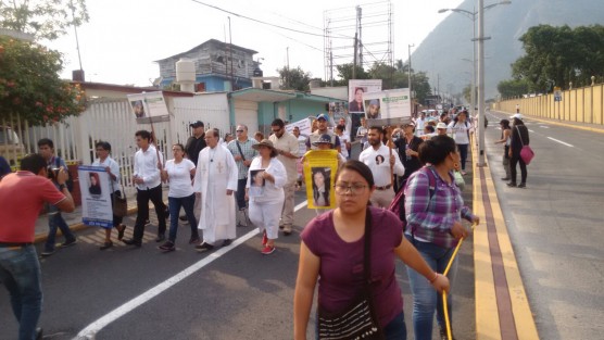 El sacerdote Alejandro Solalinde encabeza la marcha.