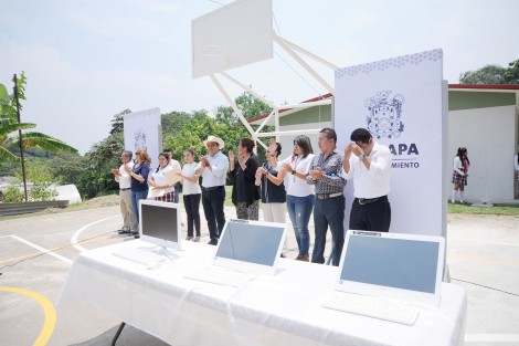 En Xalapa festejamos a las niñas, a los niños y a los adolescentes con obras de infraestructura educativa para que puedan desarrollarse como mejores seres humanos y ciudadanos, así lo aseguró el alcalde Américo Zúñiga Martínez al inaugurar aulas en el CAM 38, de la Escuela primaria Úrsulo Galván y en el Telebachillerato Chiltoyac.
