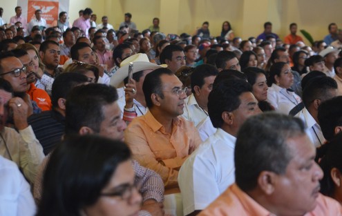 Aunque Dante Delgado asegura que Movimiento Ciudadano se conforma en su mayoría por ciudadanos, en el evento se vieron personajes refugiados de otras corrientes políticas tales como Eduardo Sánchez Macías y el eterno suspirante a la alcaldía de Xalapa, Carlos Luna Escudero. 