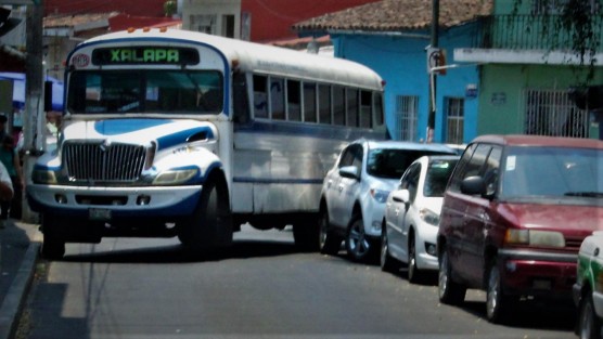 La falta de cultura vial entre los conductores de vehículos brota por doquier, a cual más incurre en faltas como el estacionarse en las esquinas. De  por sí las calles de Xalapa en su centro histórico son estrechas, y éstos se estacionan a sus anchas.