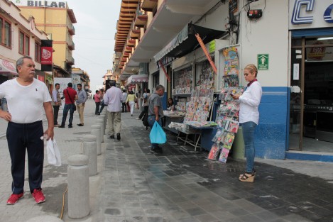 Durante la inauguración de la rehabilitación de la calle Primo Verdad, la encargada de Comercio en el ayuntamiento de Xalapa, Clorinda Ferral, le echó ojo a los puestos de revista de la zona, para checar que no invadan la acera.  
