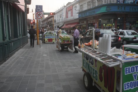 Comerciantes informales agradecen a las autoridades la ampliación de la banqueta en la esquina de Zamora y Primo Verdad.  