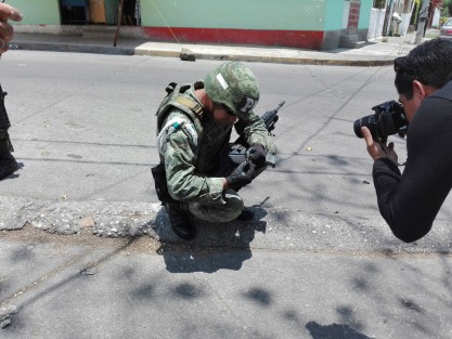 Sujetos desconocidos realizaron detonaciones de arma de fuego la tarde de este sábado en la colonia Aguillón, sobre la avenida 27  entre calles 21 y 23, en la ciudad de Córdoba. Una vivienda resultó con daños;  elementos de la Policía Militar, tomaron conocimiento de los hechos.