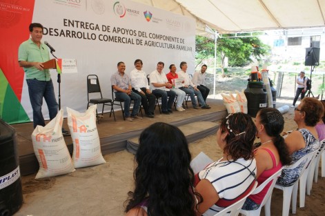 Se realizó la entrega de apoyos del programa de Componente de Desarrollo Comercial de Agricultura Familiar. El senador Héctor Yunes Landa asistió como invitado especial.