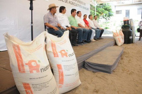 En la ciudad de Veraruz se realizó la entrega de apoyos del programa de Componente de Desarrollo Comercial de Agricultura Familiar. El senador Héctor Yunes Landa asistió como invitado especial.