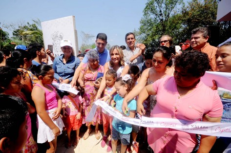 En el marco de la celebración del Día del Niño y la Niña, impulsada por el Ayuntamiento de Xalapa, la presidenta del Sistema Municipal para el Desarrollo Integral de la Familia, Mariana Yorio de Zúñiga, inauguró los juegos acuáticos infantiles XL, ubicados en el Paseo de los Lagos.
