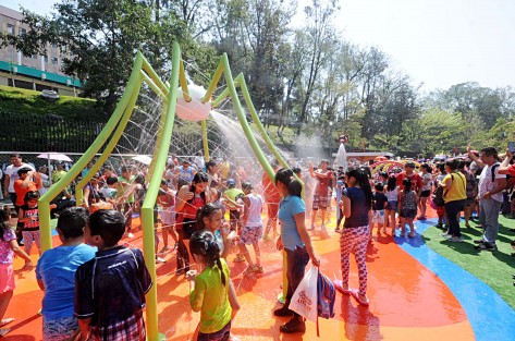 Cientos de niños xalapeños disfrutaron de este nuevo espacio de diversión, único en el estado, en cuya construcción la administración que encabeza el alcalde Américo Zúñiga Martínez invirtió 2.4 millones de pesos.