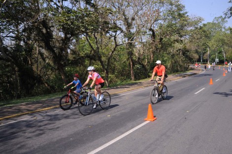 Familias que optaron por visitar la Vía Recreativa XL que promueve el Ayuntamiento y el Consejo de Movilidad Urbana para la sana convivencia y la salud en un carril controlado de la avenida Murillo Vidal, disfrutaron de los atractivos que ofreció el municipio  como parte de los festejos por el Día del Niño.  