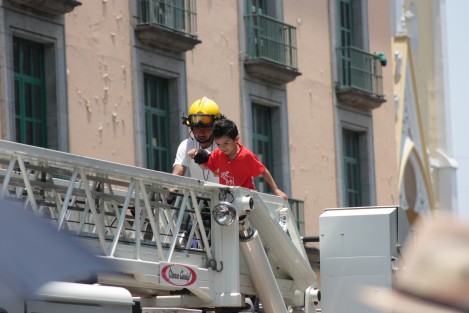 Con paseos  en su mejor camión, los Bomberos de Xalapa consintieron a  los niños en su día con paseos por el centro de la ciudad. 