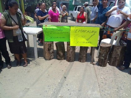 Pobladores de la localidad de Temaxcalapa, municipio de Zongolica, bloquearon este domingo los accesos a esta localidad, para evitar la salida de elementos de la Fuerza Civil. Los pobladores exigen que el gobierno deje a los elementos, ya que si éstos se retiran la población quedaría desprotegida.