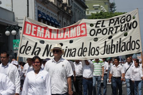 Los diversos contingentes de trabajadores manifestaron sus demandas durante el desfile conmemorativo al Día del Trabajo. 