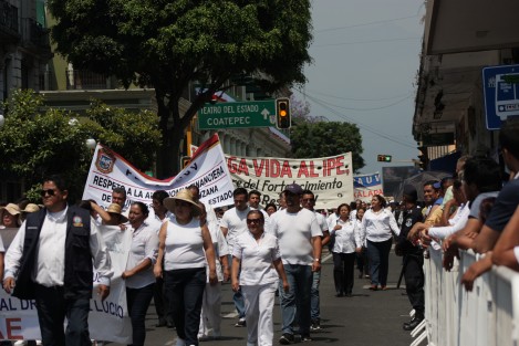 Los diversos contingentes de trabajadores manifestaron sus demandas durante el desfile conmemorativo al Día del Trabajo. 