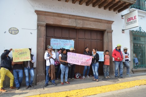 Militantes del Partido Verde de Sayula de Alemán se plantaron en las puertas del OPLE en protesta por la imposición de un candidato. 