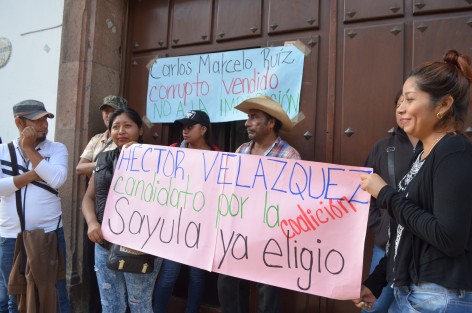 Militantes del Partido Verde de Sayula de Alemán se plantaron en las puertas del OPLE en protesta por la imposición de un candidato. 