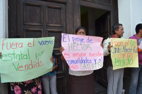 Militantes del Partido Verde de Sayula de Alemán se plantaron en las puertas del OPLE en protesta por la imposición de un candidato.