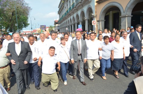 Acompañado de líderes sindicales, el gobernador Miguel Ángel Yunes abrió el desfile en el que participan miles de trabajadores veracruzanos. 
