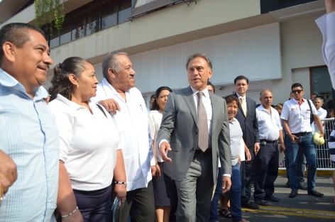 El gobernador Miguel Ángel Yunes Linares dijo que el gobierno no está en condiciones de crear más empleos, sin embargo se generan las condiciones para propiciar que las empresas vuelvan al estado. 
