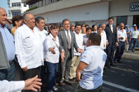Al encabezar el desfile conmemoraivo al Día del Trabajo, El gobernador Miguel Ángel Yunes Linares dijo que el gobierno no está en condiciones de crear más empleos, sin embargo se generan las condiciones para propiciar que las empresas vuelvan al estado. 

