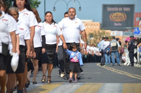 Imagen que se repite, madres y padres trabajadores desfilando con sus hijos.