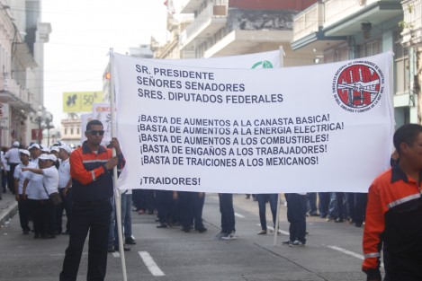 En la ciudad de Veracruz se conmemoró el Día del Trabajo con la participación de obreros y empleados de diversos sindicatos. Prevalecieron las demandas y exigencias de mejoras laborales.
