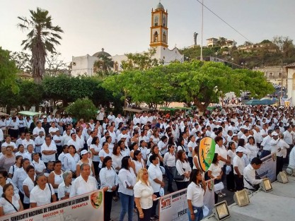 Más de 2 mil trabajadores papantecos participaron en el acto y desfile conmemorativos del Día del Trabajo organizado por la Federación de Trabajadores de la Región de Papantla, CTM, la CROC, CNOP entre otros gremios obreros en la explanada del Palacio Papanteco.