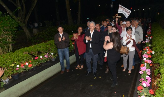 El candidato de MORENA, Hipólito Rodríguez, congregó a sus seguidores en el Parque Juárez, donde les obsequió flores y los conminó a caminar por las calles de Xalapa.

