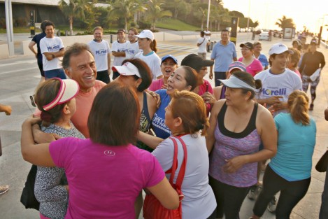 El gobernador del estado, Miguel Ángel Yunes Linares, y su hijo el alcalde de Boca del Río, Miguel Ángel Yunes Marquez, coincidieron en el bulevar Ávila Camacho con el candidato del PAN a la alcaldía de esta ciudad, Humberto Alonso Morelli. Los primeros realizaban prácticas deportivas mientras que Morelli daba inicio a su campaña política.