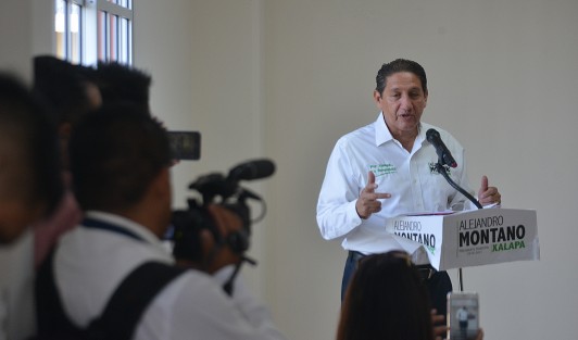 Alejandro Montano pide la confianza de los xalapeños, pidiendo disculpas por algo que aunque no hizo, pero reconociendo la responsabilidad de su partido, ante el desfalco en la administración de Javier Duarte, al tiempo de pedir que las autoridades actúen es el caso. 