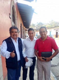 Desde muy temprano se vio caminando por la calle Independencia poniente de Teocelo a .los candidatos del Partido Encuentro Social, Mario Chama y del PT, Isacc Anell.y el expresidente municipal Alejandro May Lovillo. Minutos antes de medianoche de ayer, desconocidos arrojaron una bomba molotov al rancho propiedad de Chama Díaz, acción de la que el abanderado del PES responsabiliza a Nohemí Guzmán y a Ana Lilia López Banda. 