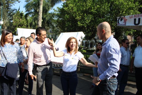 La candidata por la Coalición PAN-PRD Ana Miriam Ferráez, caminó por las calles de El Dique y centro de la ciudad, invitando a la gente a votar por ella en las próximas elecciones para  Alcaldesa de Xalapa. 