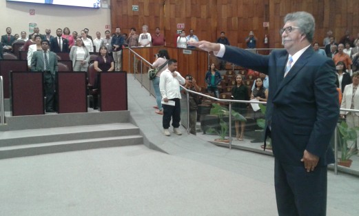 Al dar inicio el Segundo Periodo de sesiones ordinarias de la LXIII Legislatura del Estado de Veracruz, se tomó protesta a José Luis Enríquez, suplente del diputado Gerardo Buganza, quien cuenta con licencia por motivos de salud. 