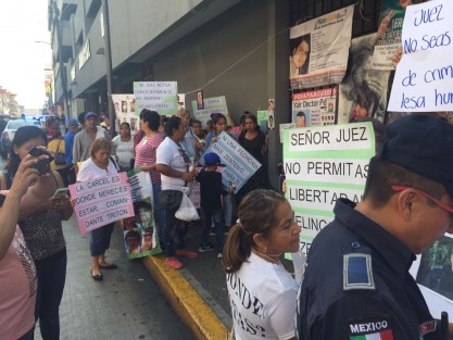  Integrantes  del Colectivo Solecito realizan un plantón la mañana de este martes afuera de los juzgados  de Córdoba, esto después de que se diera a conocer  la posibilidad de que el Juez Tomás Zurita García, le otorgara un amparo a Antonio Zenteno Pérez, presunto genocida y quien es acusado de desaparecer a al menos 20 personas en Córdoba, Paso del Macho y Potrero.
 