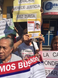  Integrantes  del Colectivo Solecito realizan un plantón la mañana de este martes afuera de los juzgados  de Córdoba, esto después de que se diera a conocer  la posibilidad de que el Juez Tomás Zurita García, le otorgara un amparo a Antonio Zenteno Pérez, presunto genocida y quien es acusado de desaparecer a al menos 20 personas en Córdoba, Paso del Macho y Potrero.
