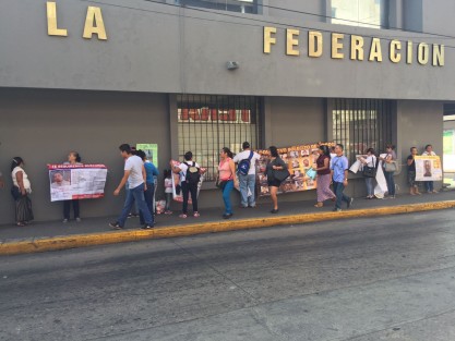 Integrantes del Colectivo Solecito realizan un plantón la mañana de este martes afuera de los juzgados de Córdoba, esto después de que se diera a conocer la posibilidad de que el Juez Tomás Zurita García, le otorgara un amparo a Antonio Zenteno Pérez, presunto genocida y quien es acusado de desaparecer a al menos 20 personas en Córdoba, Paso del Macho y Potrero.