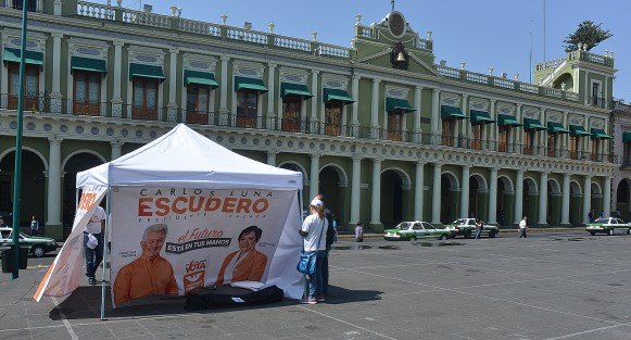 La mayoría de los candidatos a la alcaldía de Xalapa iniciaron sus campañas en centro de la ciudad, en compañía de sus comparsas, así como de sus seguidores. Esperamos que al pasar de los días también visiten la periferia de Xalapa donde se encuentra la mayoría de la población con necesidades distintas.