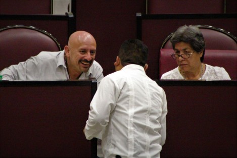 Ahora fue la diputada priista Ángela Soto, quien invitó a su amigo a platicar a la curul vecina en plena sesión. 