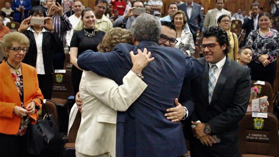 Con el jugoso sueldo y las prestaciones, la familia del diputado suplente de Gerardo Buganza, José Luis Enríquez Ambell, no pudo contener su alegría al haber rendido protesta. ¡Aquí está el pan! debió pensar más de uno de ellos...